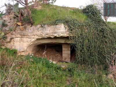 Il primo ingresso � largo, puntellato e in gran parte ostruito da pietre ammassate